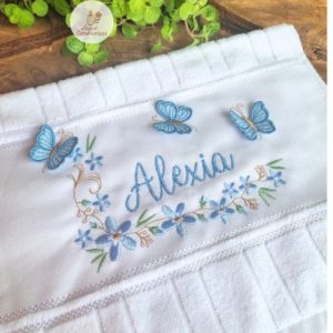 Toalhinha bordada com borboleta 3D azul